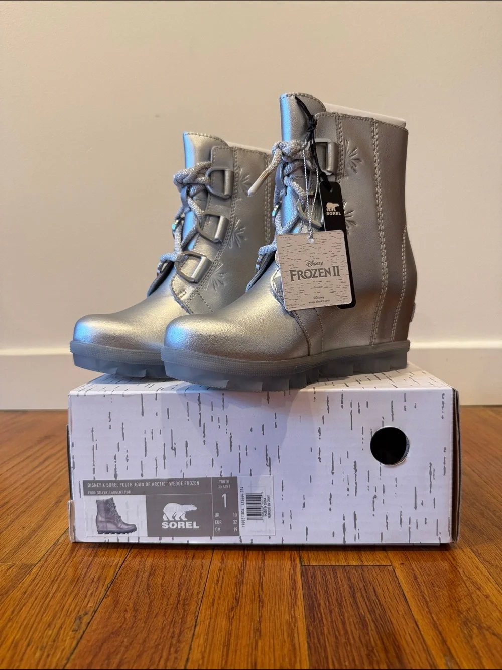 NWT Disney x SOREL Youth Joan of Arctic Wedge Frozen Boots Pure Silver Size 1
